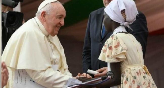 දකුණු සුඩානයේ අවතැන් ළමුන් හමුවට ආ පාප් වහන්සේ..